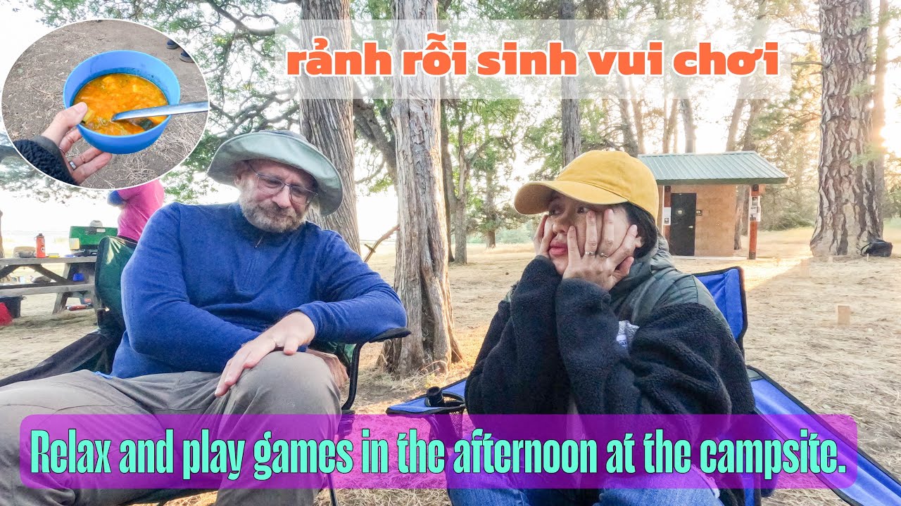 Rảnh rỗi rủ nhau chơi ném gậy ném bóng bi. | Relax and play games in the camping