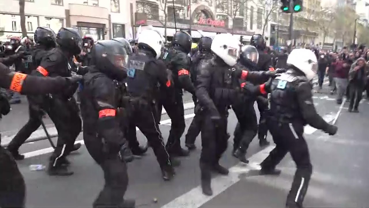 LIVE Parigi, scontri con la polizia alla manifestazione contro la riforma delle pensioni: diretta