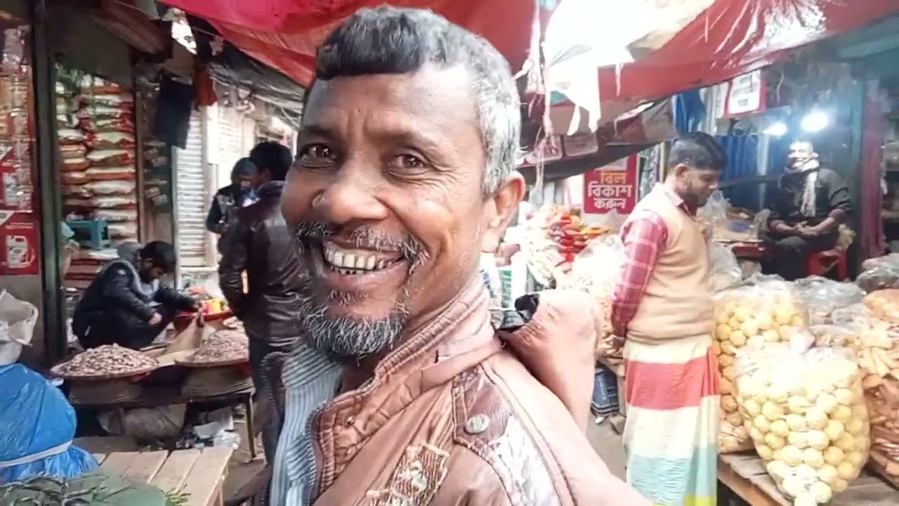 একজন বর্তমান চেয়ারম্যান হয়েও পাশাপাশি হাতিরদিয়া বাজারে বসে পান এবং সুপারির ব্যবসা করেন....