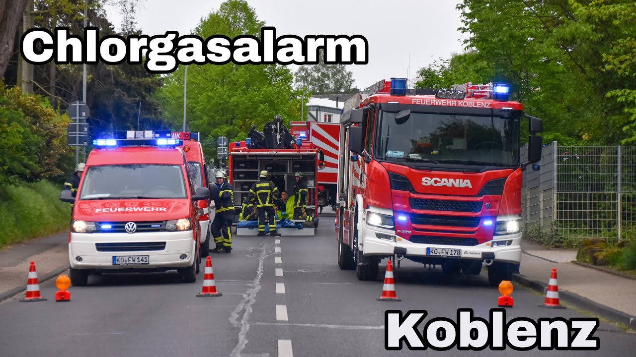 [Chlorgasalarm an Schulschwimmbad] Einsatzfahrten Feuerwehr und Rettungsdienst in Koblenz 05.05.2023