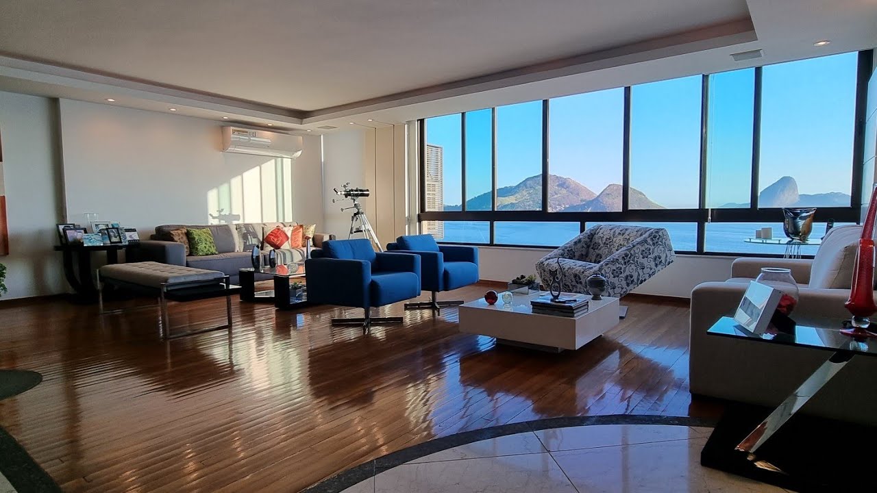 Apartamento de luxo à venda na Praia de Icaraí, com uma vista deslumbrante da praia e do rio.