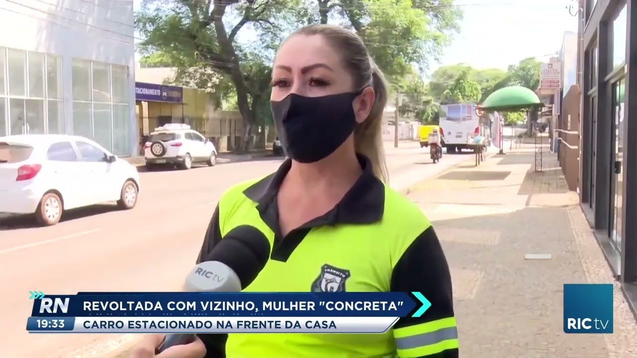 Revoltada com vizinho, mulher concreta pneus de carro estacionado na frente da casa