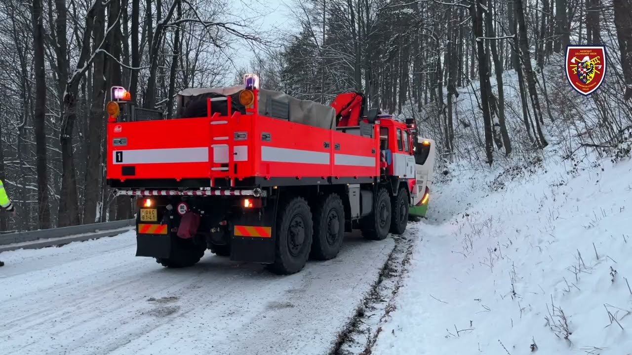 23.1.2022 Hasiči v Krásné vyprostili pomocí osmikolové Tatry zapadlý autobus | HZS MSK