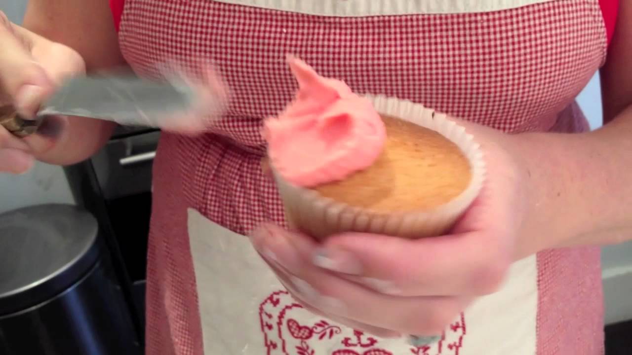 Xanthe Milton Teaches Rolling Fondant Icing (With Embosed Rolling Pin)