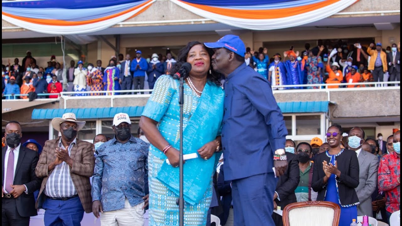 SEE RAILA ODINGA GIVE MINY MIN IDA ODINGA A SWEET KISS!