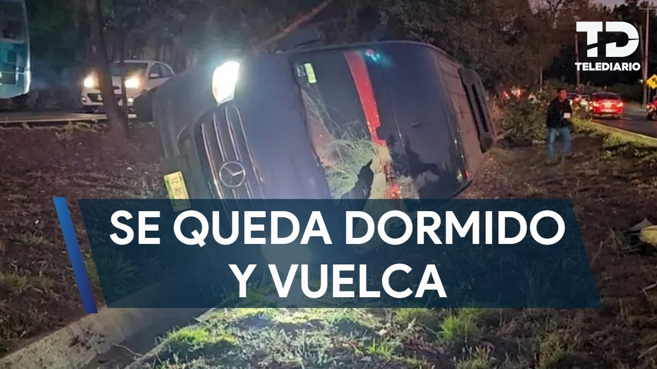 Conductor se queda dormido y cae con camioneta de pasajeros dentro de camellón en Zapopan