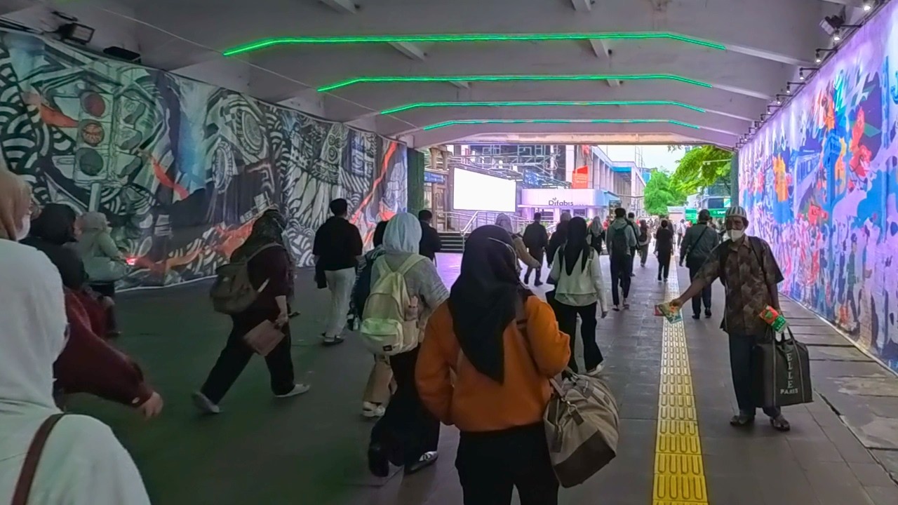 Jakarta at 6AM – Morning Commuters Flood Sudirman (4K Walk)
