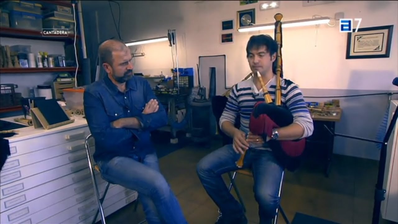 Visita del gaitero Oscar Fernández González al taller de gaitas Alberto Fdez
