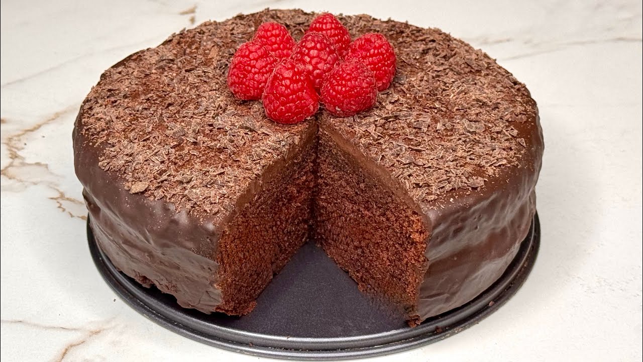 BIZCOCHO DE CHOCOLATE CON COBERTURA EXTRA CREMOSA. 