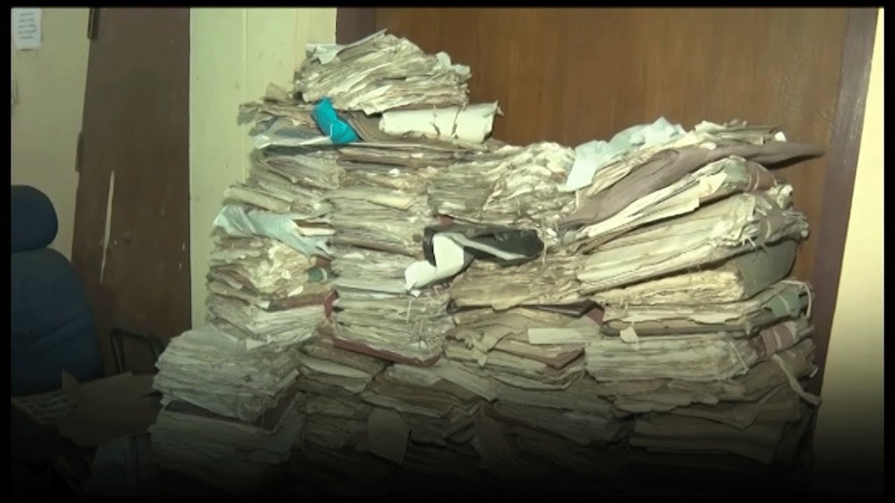 ഫയലുകൾ വരാന്തയില്&zwj; തള്ളി ആലുവ താലൂക്ക് ഓഫീസ് അധികൃതർ; അനാസ്ഥ|Aluva Taluk Office Documents
