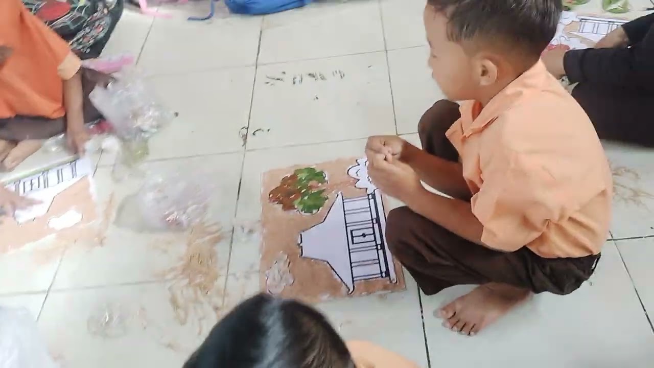 Dengan ketrampilan membuat kolase bisa meningkatkan rasa kebersamaan