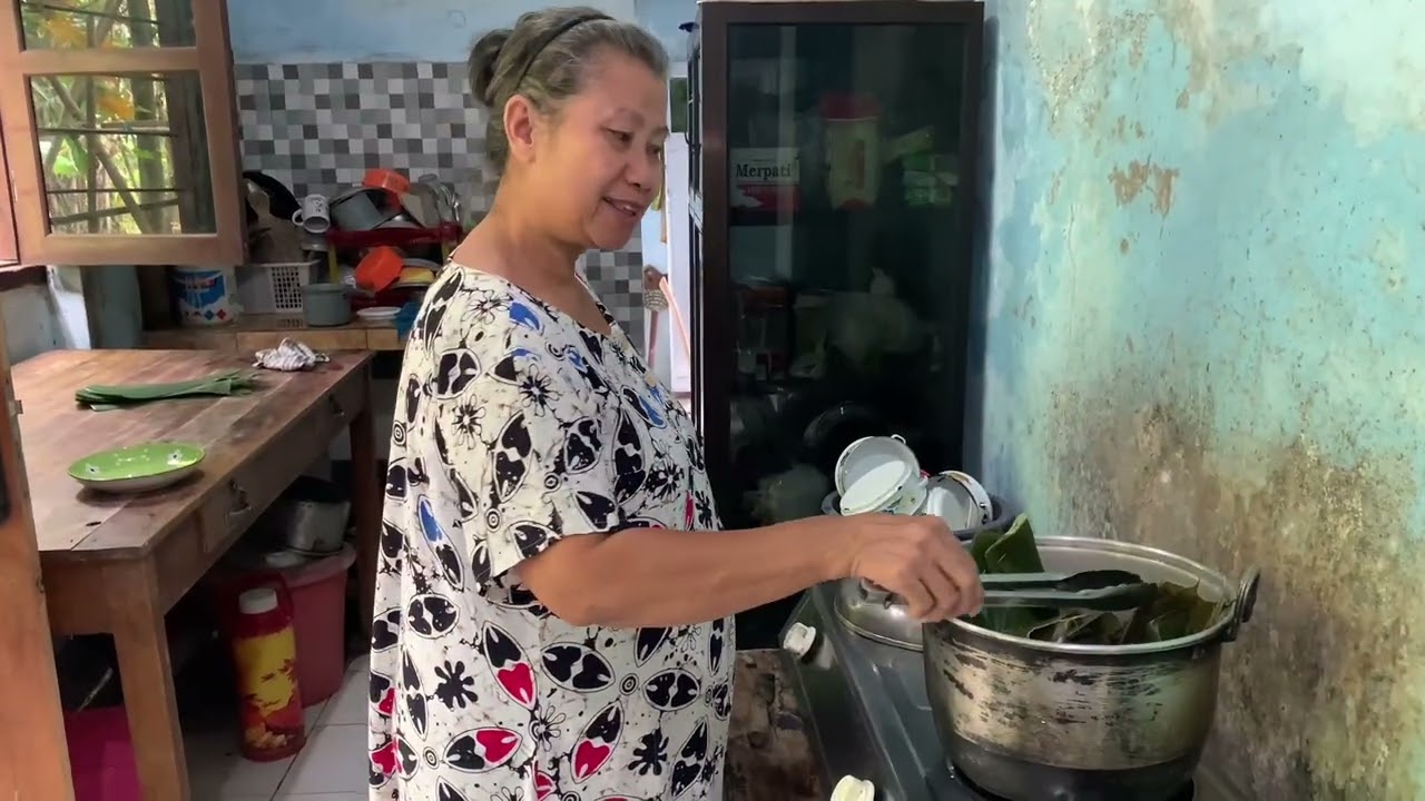 KEGIATAN BUK SRI PAGI INI || MENANAM PISANG LANJUT MEMBUAT KUE UTRI SINGKONG