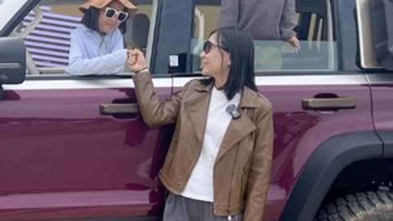 BJ40 增程和骏马一起奔腾 BJ40增程赤兔版车主周鸿祎马场煮火锅×赤兔马竞速！260度电重构户外生活#硬派SUV就买BJ40增程 #dou是好车 #硬派越野