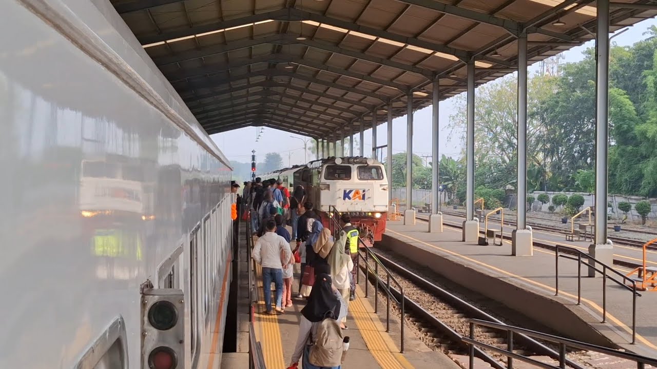 Kesibukan Stasiun Karawang di Pagi Hari (Walahar - Dharmawangsa - Parahyangan)