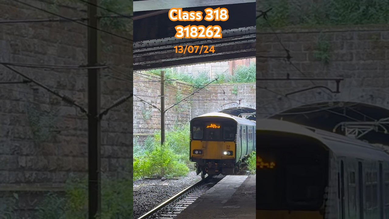 Scotrail Class 318 coming in fast at Glasgow queen street low level #class318 #trainspotting #trains