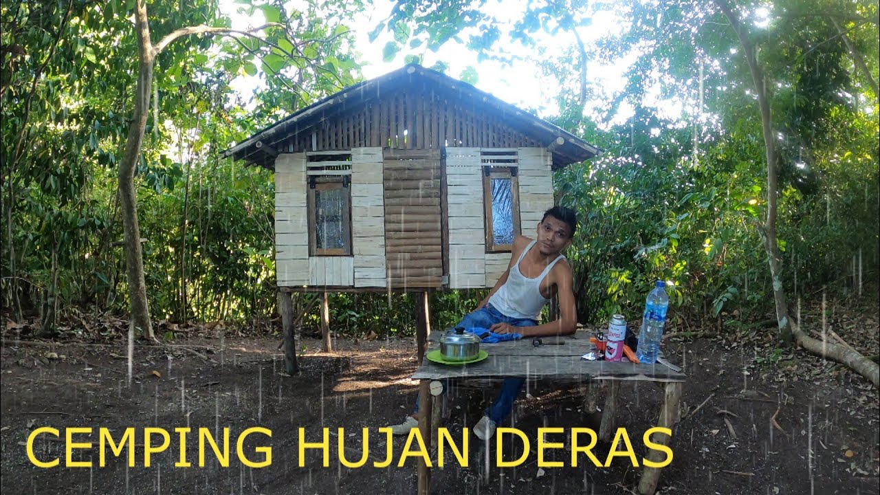 Camping Hujan Deras, Membuat Shelter Di Tengah Hutan