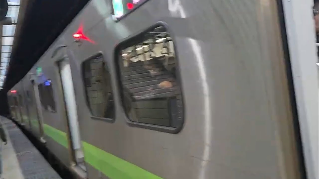 1122次新竹發車經由西部幹線開往基隆的銀綠色微笑號EMU900型十輛一編組EMU922區間車，和1007次基隆發車經由西部幹線開往鶯歌的銀綠色微笑號EMU900型十輛一編組EMU941區間快車