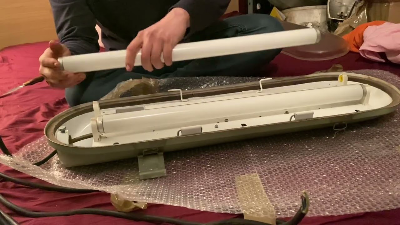 Déballage d’un luminaire d’éclairage public AEG 2x20W (tubes fluorescents)