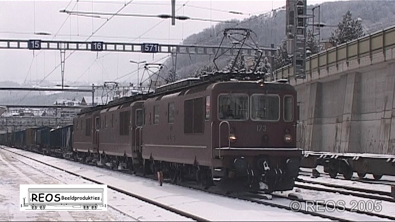 2005-02 [SDw] Bahnhof Spiez in Winter, BLS SBB passenger trains, one freight, some heavy snowfall