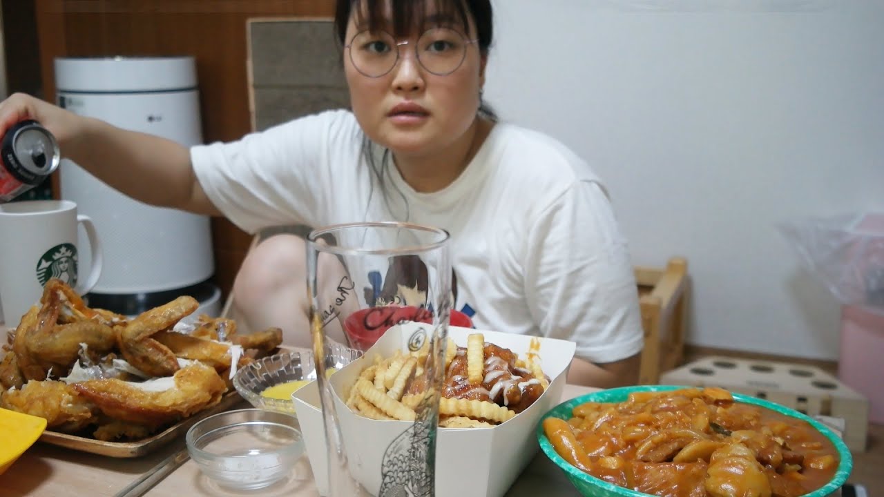 티비 보는 경상도 남매 현실대화 ㅋㅋㅋ 옛날통닭에 슈프림치킨 떡볶이 먹방~!! VLOG MUKBANG
