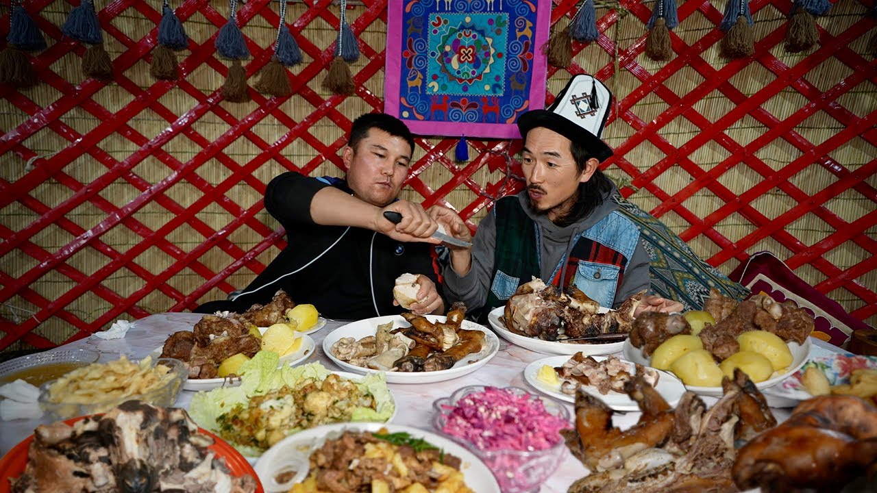 сумасшедший каменный ягненок с семьей кочевников 🇰🇬 уличная еда местного рынка в Кыргызстане