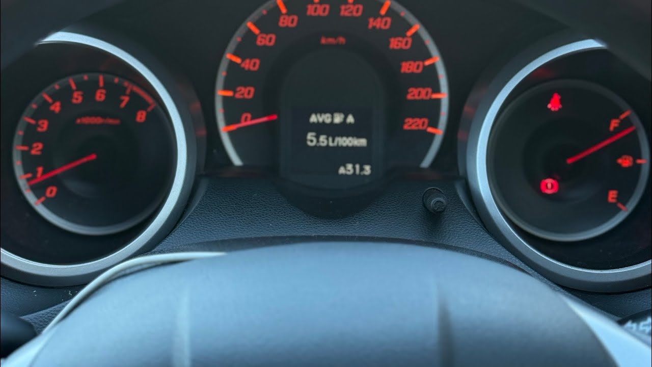 Наслаждайтесь Honda Jazz GE8 с механической коробкой передач 