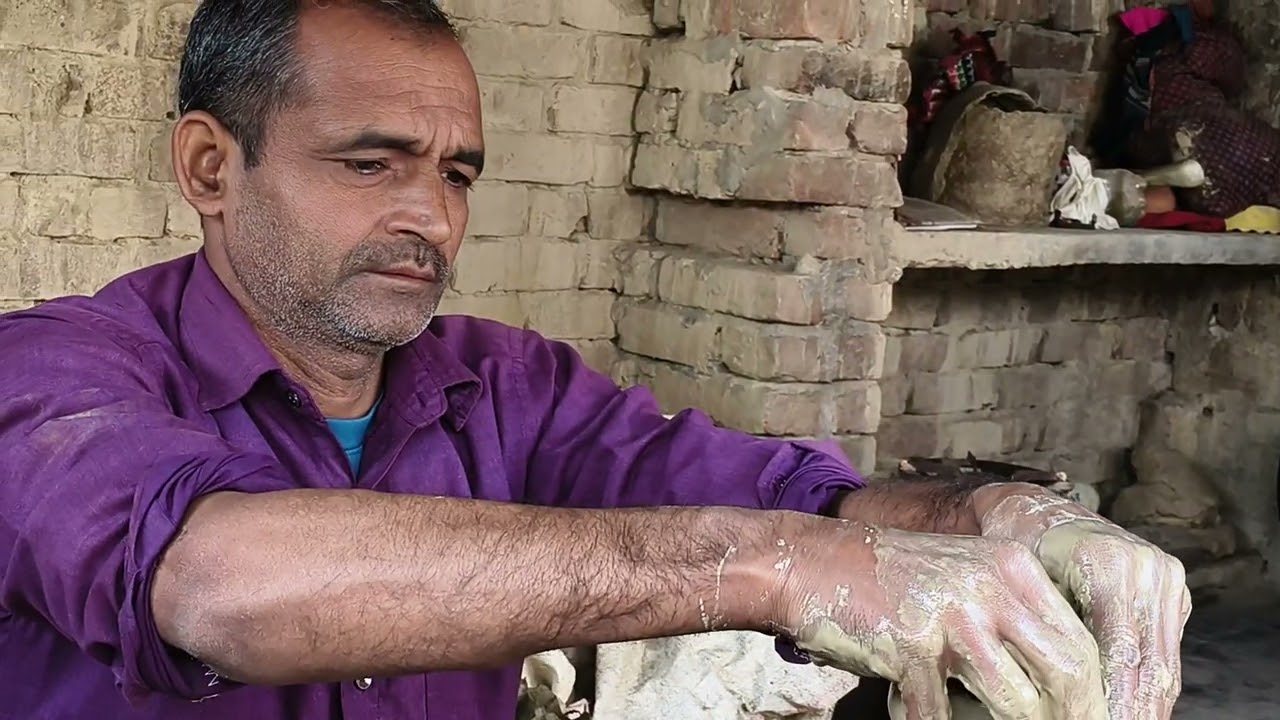 मिट्टी के बर्तन बन रहा है प्लीज दोस्तों चैनल कोलाइक सब्सक्राइब करें 🙏🙏