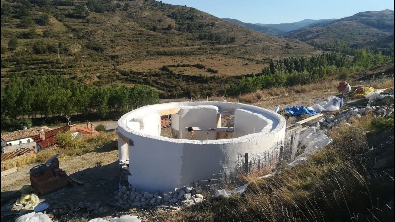 Construcción de un chozo de pastores con piedra, fardos de paja y revoco con cal.