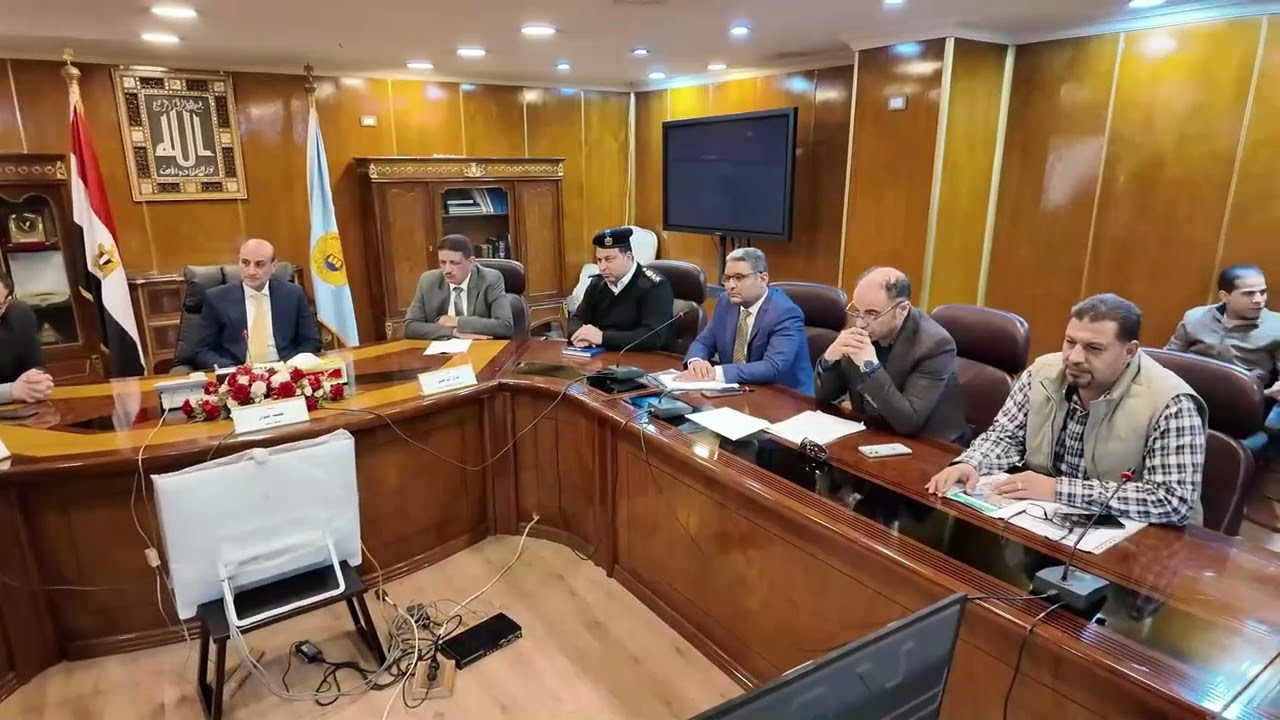 محافظ أسيوط الجديد يعقد اجتماعًا لبحث آليات تخطيط الميادين والمحاور المرورية لتحقيق السيولة المرورية