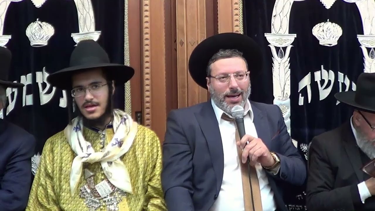 אהוד עטרי שר את הפיוט התימני ישקף א' ממעון קודשו ויך. במסגרת ערבי שירת תימן בביה