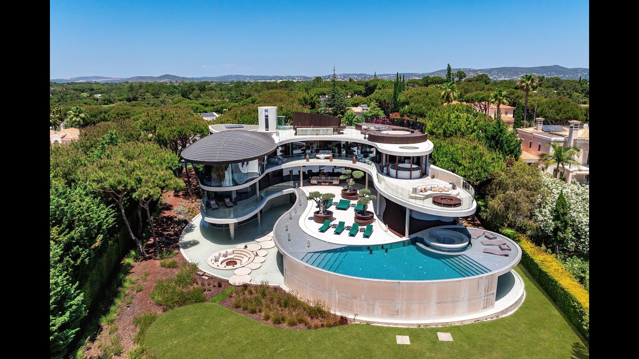 A phenomenal property with sea views in a prime location on the north-western side of Quinta do Lago