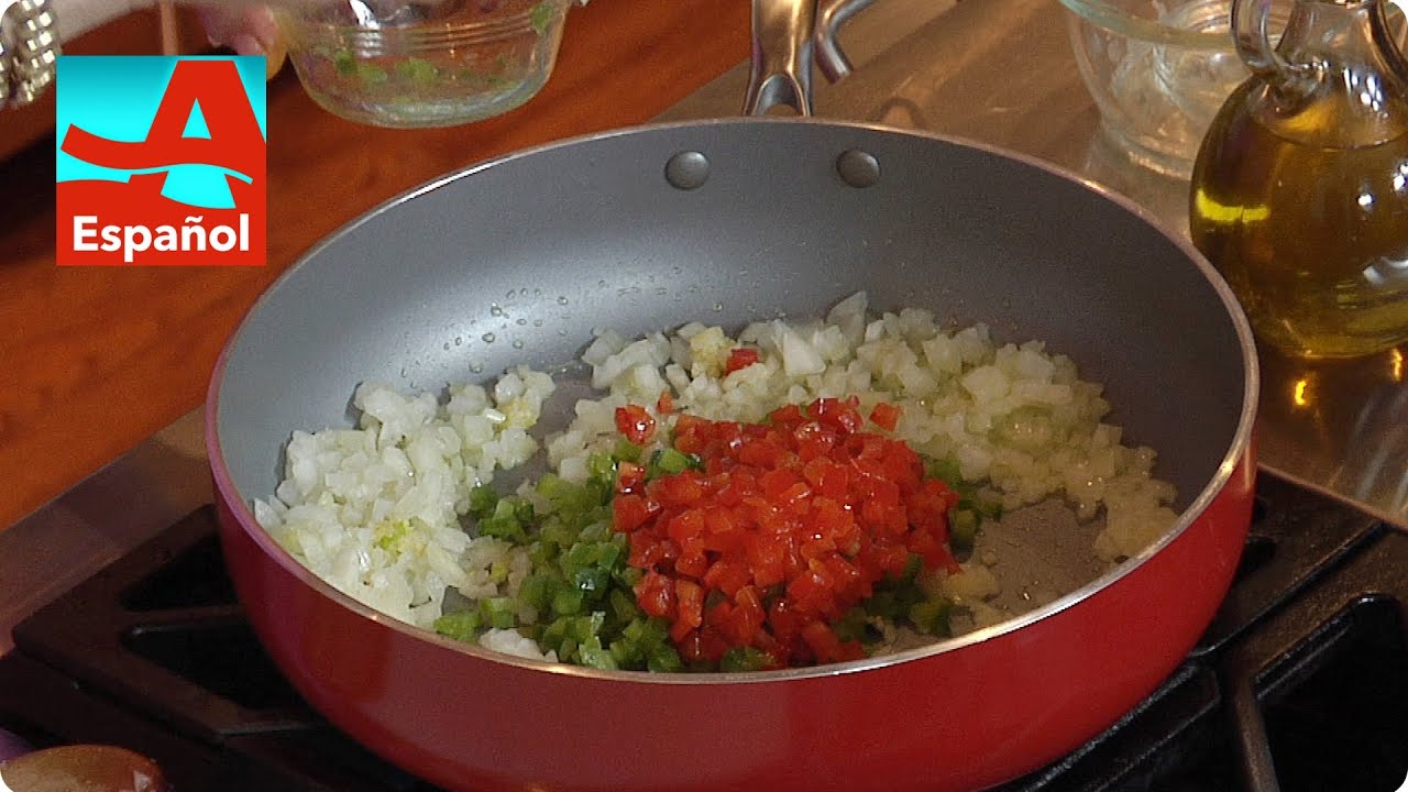 C&oacute;mo hacer el sofrito a la Denisse | Secretos de cocina | AARP en espa&ntilde;ol