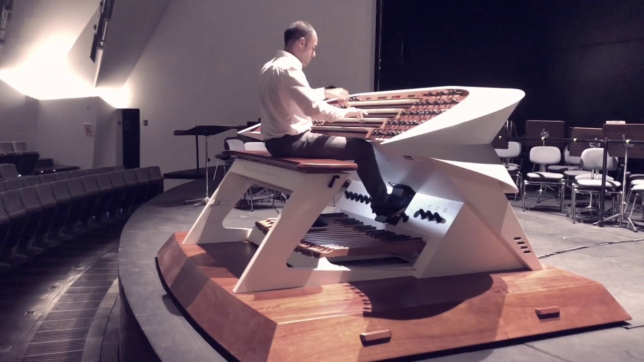 Juan de la Rubia en el órgano Blancafort del Auditorio de Tenerife