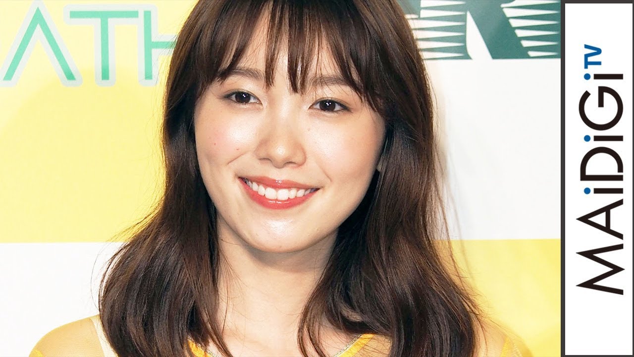 飯豊まりえ、深スリットですらり美脚　透け感たっぷりワンピで涼しげに