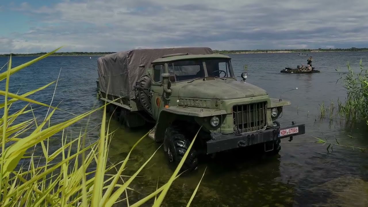 Boot mit LKW zu Wasser lassen