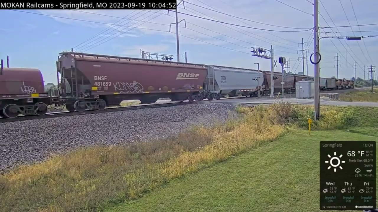 BNSF 3934 leads a manifest in Springfield, MO