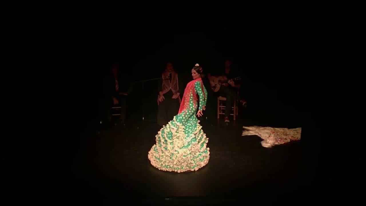 MAISE MARQUEZ: Alegrías con bata de cola y mantón. Flamenco
