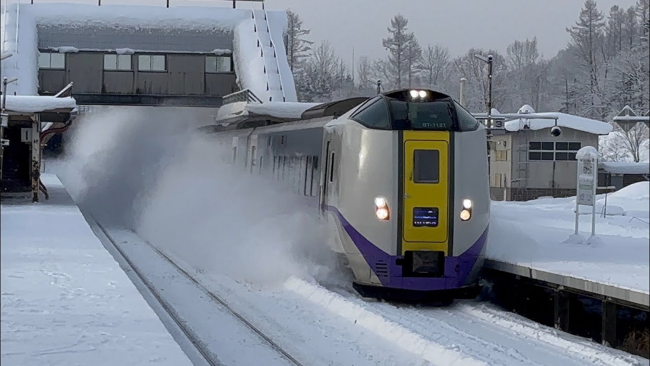2025年年明けの占冠駅を発着する列車と通過する列車［JR北海道石勝線］ 