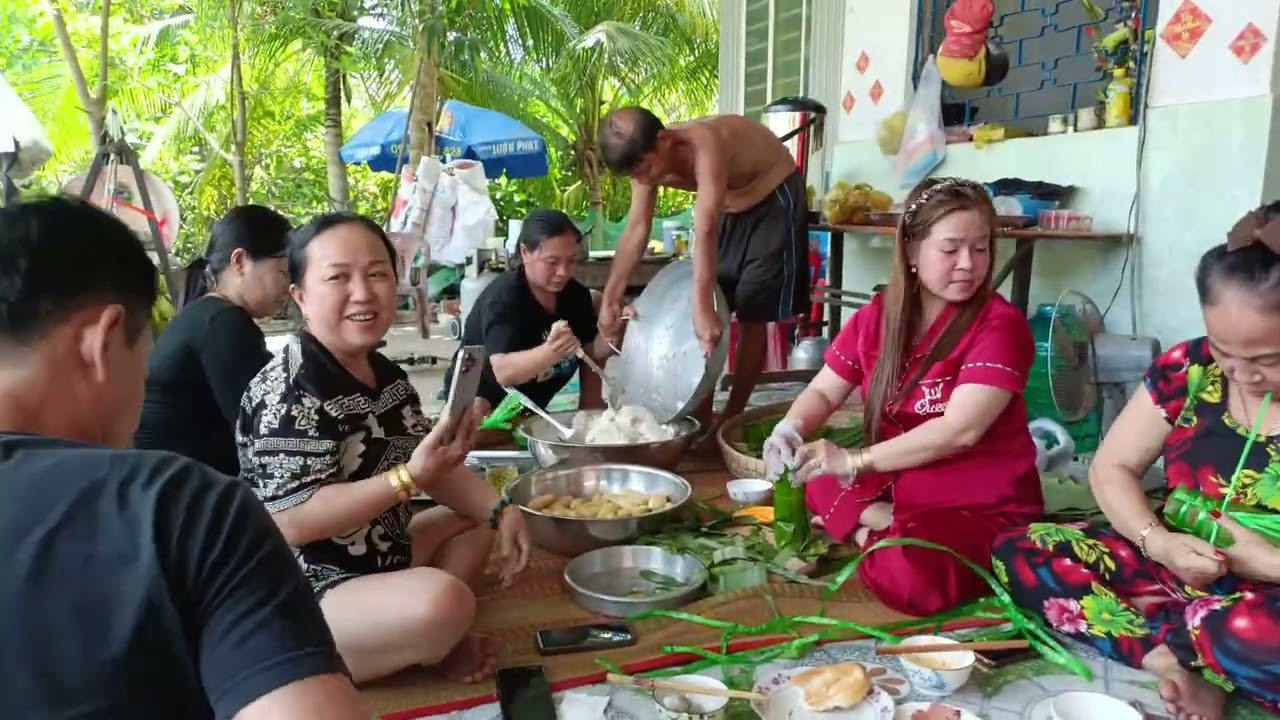 Về miền Tây ăn tết,gói bánh tét 