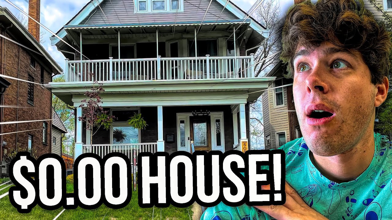 How I Bought A House and Live for FREE by Playing FIFA… (GAMING HOUSE TOUR🏠)