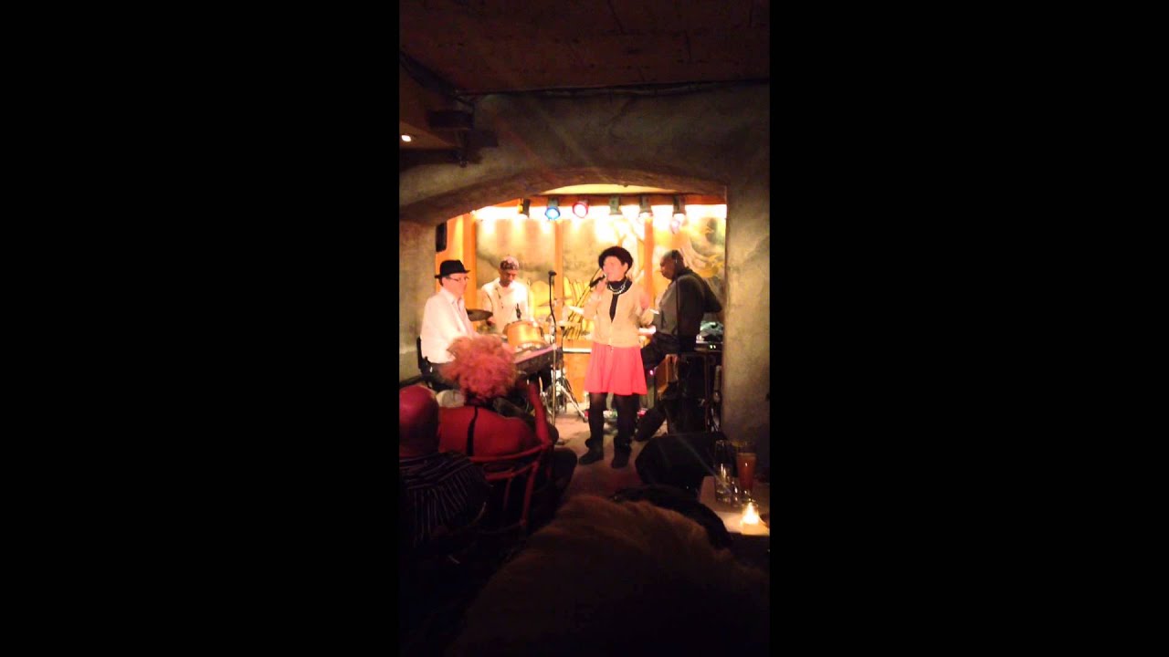 Shinoe sing. in NY open mic 2014