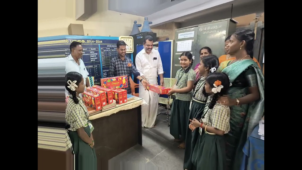 மாவட்ட அளவில் நடைபெற்ற கலை திருவிழா போட்டியில் கலந்து கொண்ட மாணவர்களுக்கு பரிசளிப்பு விழா 