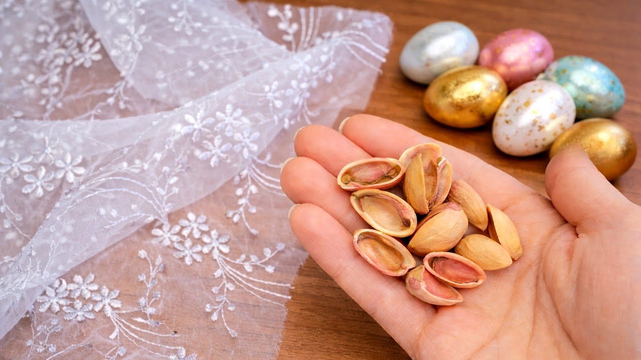 What a brilliant idea from old tulle scraps and pistachio shells! 😍 This beauty is priceless.