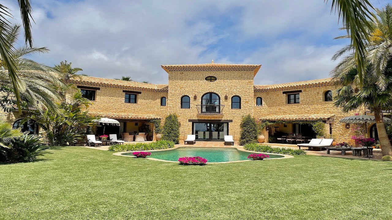 Magnificent unique style house with a stone facade in the best location of Coveta Fuma in Campello