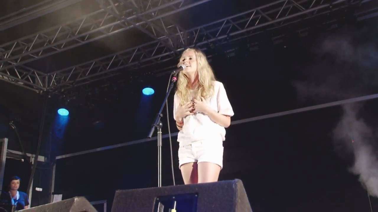 Diana Vickers - With Or Without You - Live In The Park 2009 Crewe