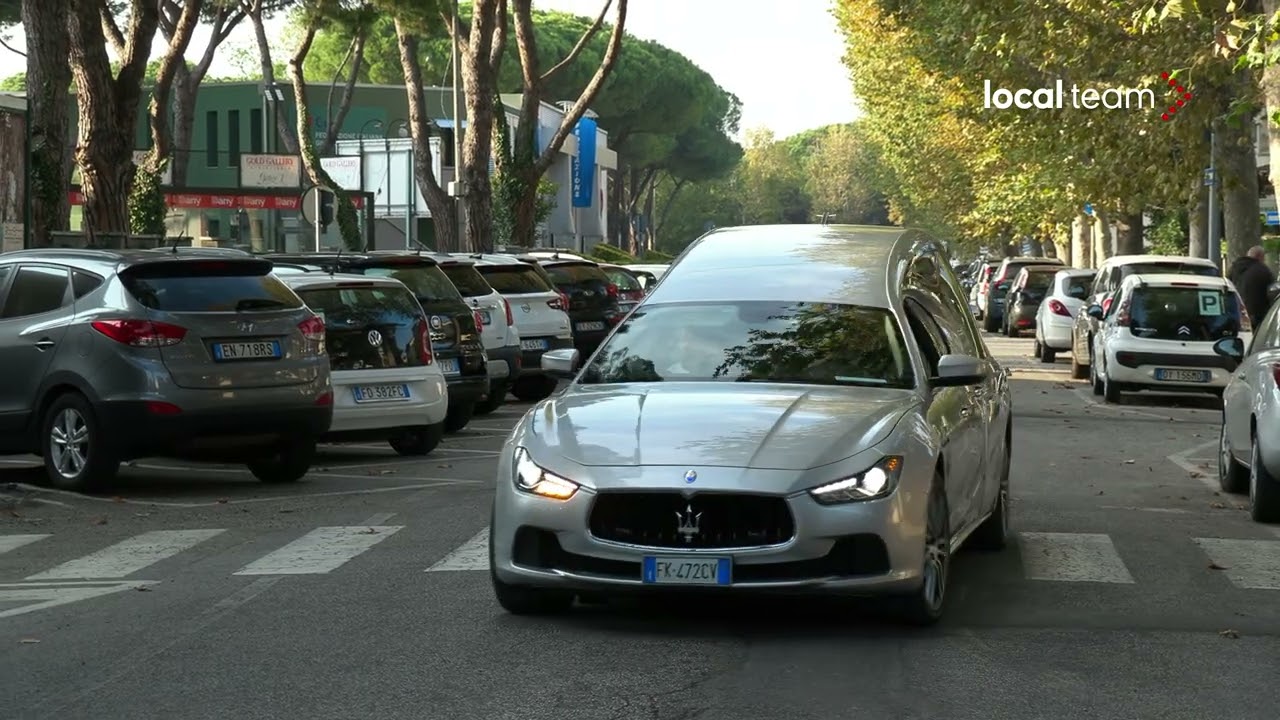 Riccione, funerali vittime incidente A4: i feretri lasciano lo stadio dove si è tenuta la funzione