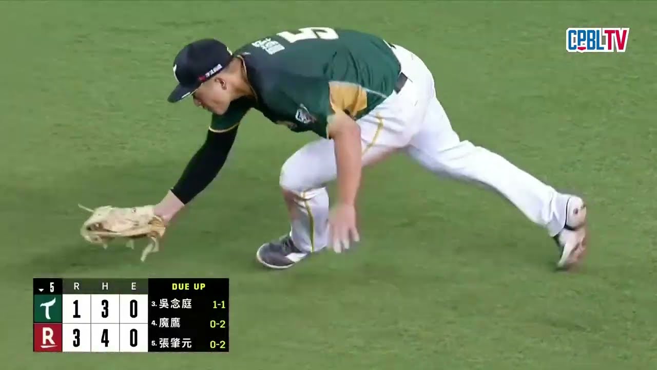 08/13 台鋼 VS 樂天 五局下，顏郁軒展現積極守備，滑向一壘完成刺殺
