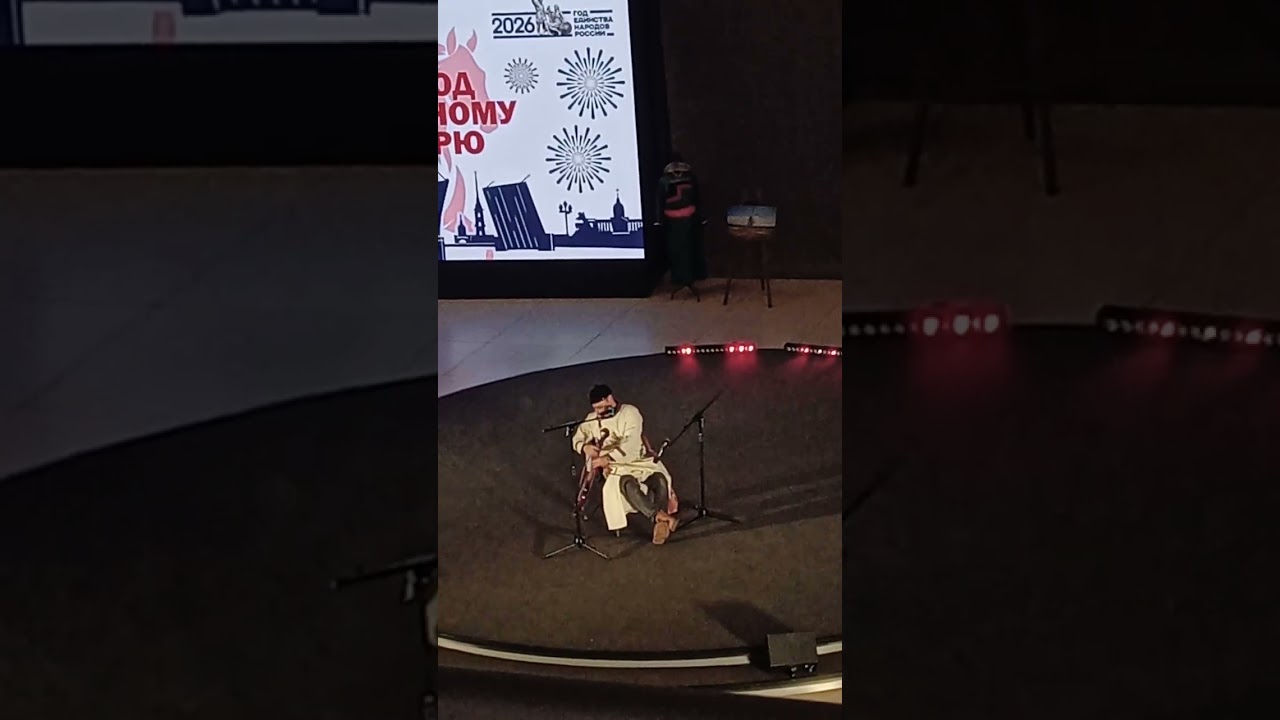 Тувинский певец Миррали Доржу (СПб., исторический парк 