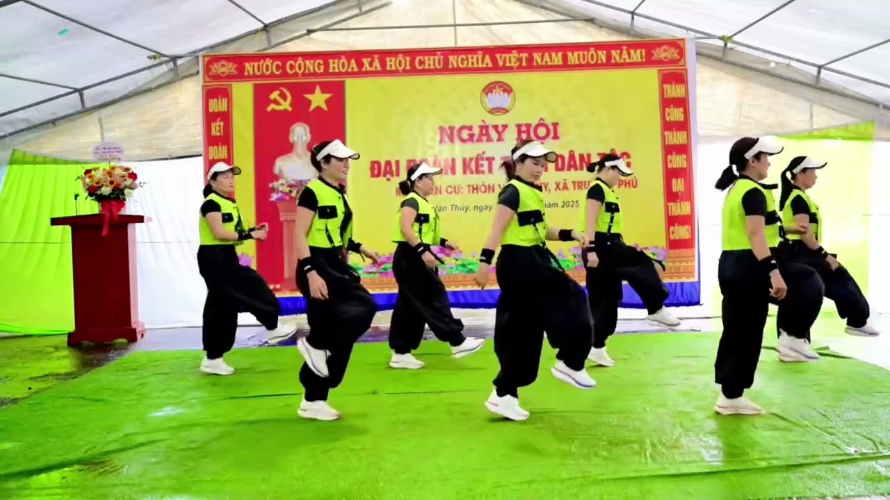 Đừng hỏi em vì sao! Nhóm nhảy Văn Thuỷ