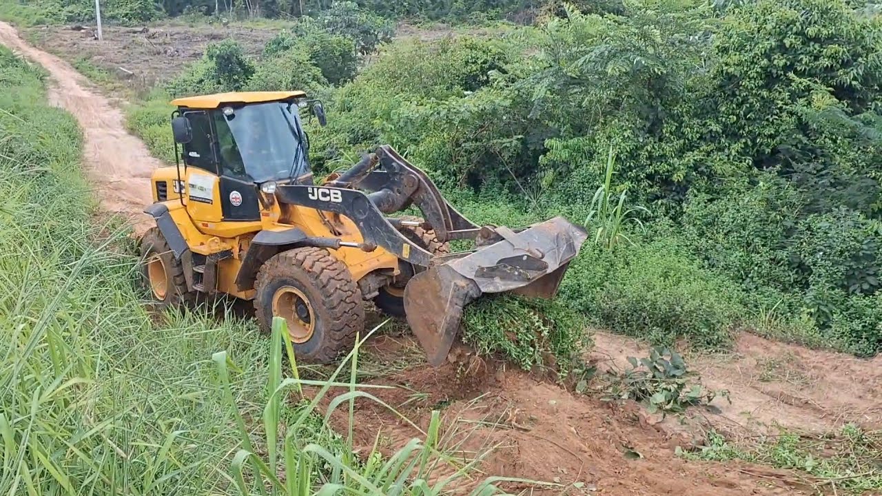 TRABALHANDO EM ESTRADA COM EROSÃO NO MORRO  COM PÁ CARREGADEIRA JCB 426ZX